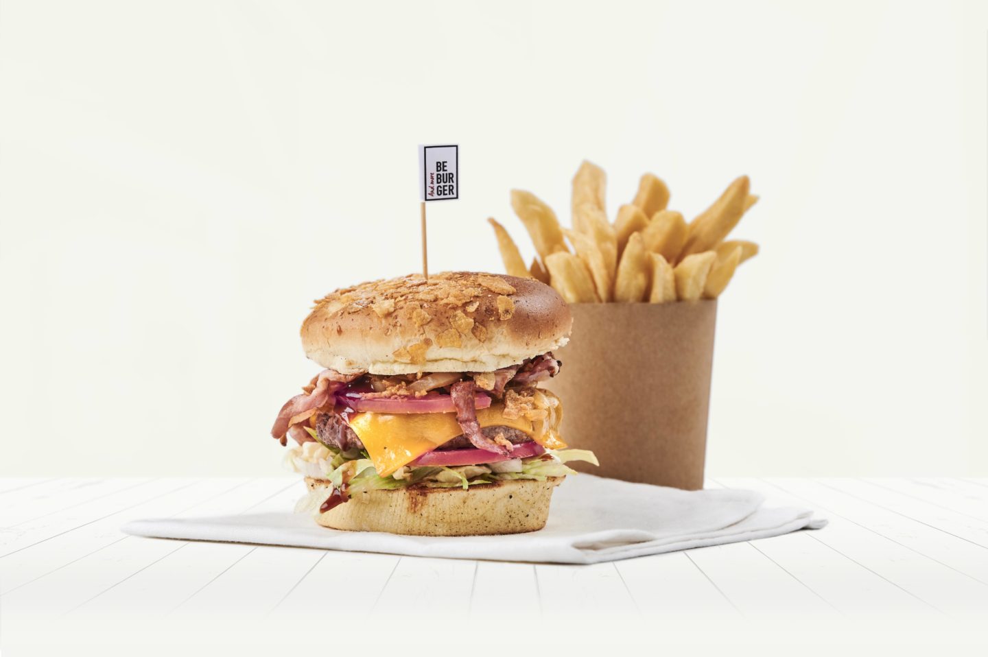 Packshot du burger New York + frites sur serviette blanche