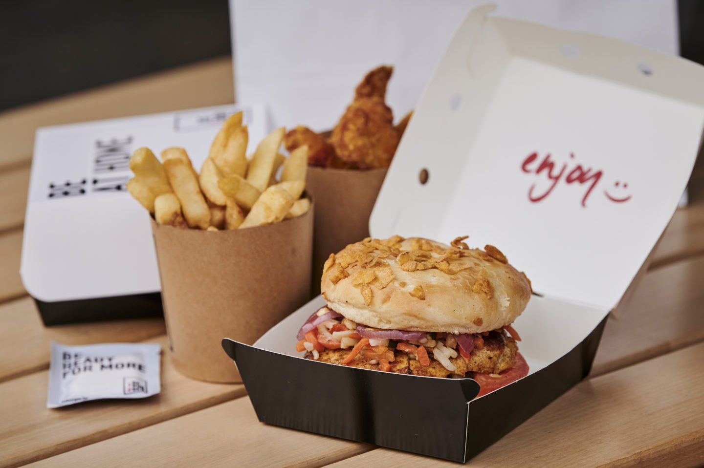 Packshot des nouveaux packaging Be Burger avec un Phuket veggie des frites et des nuggets