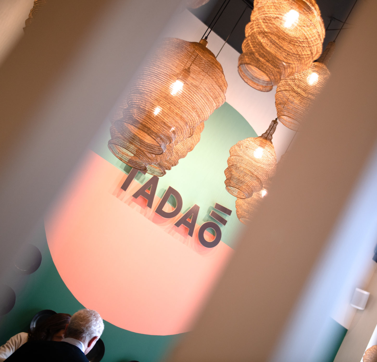 Lampes du restaurant Tadao avec logo
