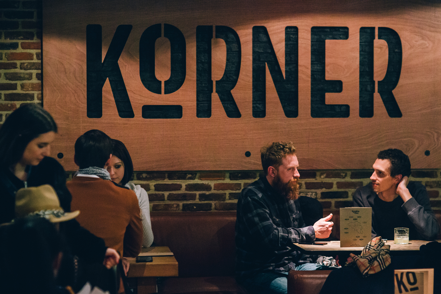 Intérieur du bar du Korner avec des clients installés à table