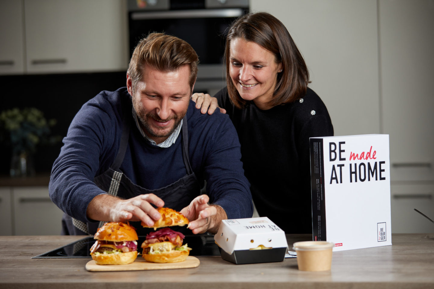 Couple qui prépare les burgers de la Be made At Home de chez Be Burger